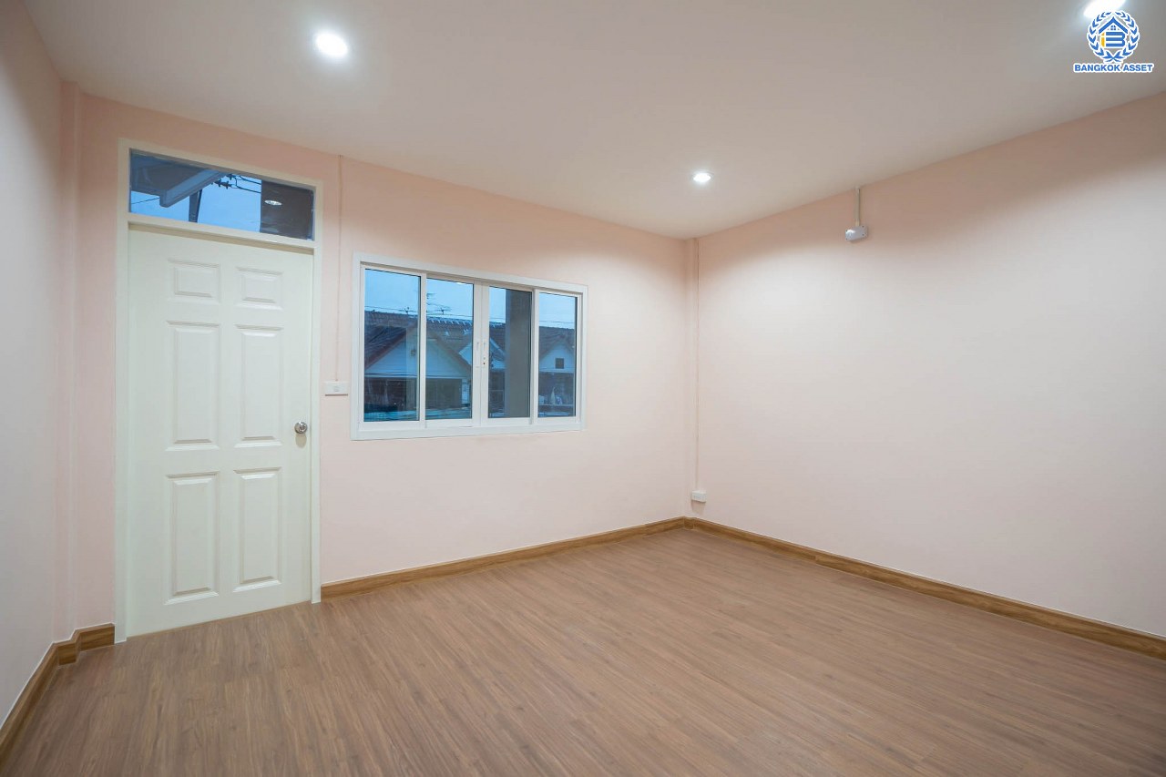 บ้านมือสองตกแต่งใหม่ โครงการ ราณี4 แจ้งวัฒนะ เนื้อที่ 23 ตร.ว. ฟังก์ชัน 2 ห้องนอน 2 ห้องน้ำ จอดรถได้ 1 คัน รองรับทุกกิจกรรม บนทำเลเชื่อมต่อหลายเส้นทาง ใกล้สนามบินดอนเมือง จุดขึ้นทางด่วน "โทลล์เวย์ดอนเมือง" และรถไฟฟ้าสายสีแดง "สถานีหลักสี่"